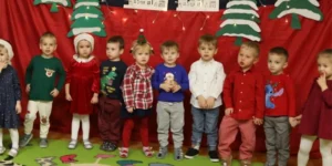 Read more about the article Świąteczne występy oraz rodzinne dekorowanie pierników w grupie Biedronek.