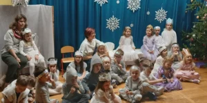 Read more about the article Świąteczne przedstawienie „Mała królewna i śnieg” w wykonaniu Pszczółek.