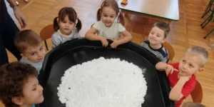 Read more about the article Zimowo – styczniowy  „Sensoryczny Piątek” w Biedronkach 🙂