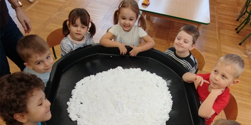 Read more about the article Zimowo – styczniowy  „Sensoryczny Piątek” w Biedronkach 🙂