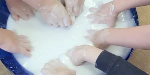 Read more about the article Sensoryczny piątek w Tygryskach w ramach innowacji „Od stopy do ręki”.